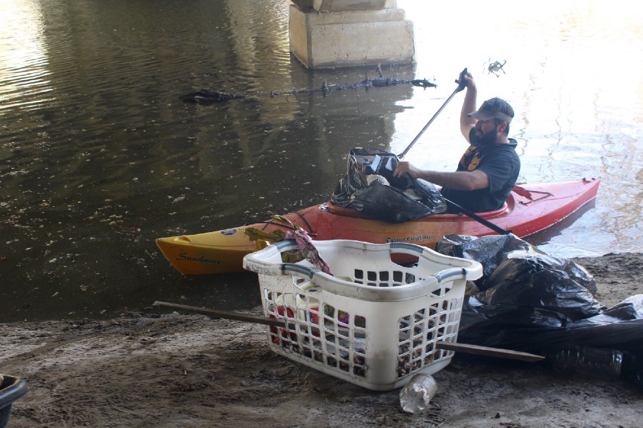 A citizen volunteer takes to the water collecting litter and debris from the Souris Riverin North Dakota, USA. Photo Credit: Andrianna Betts/City of Minot