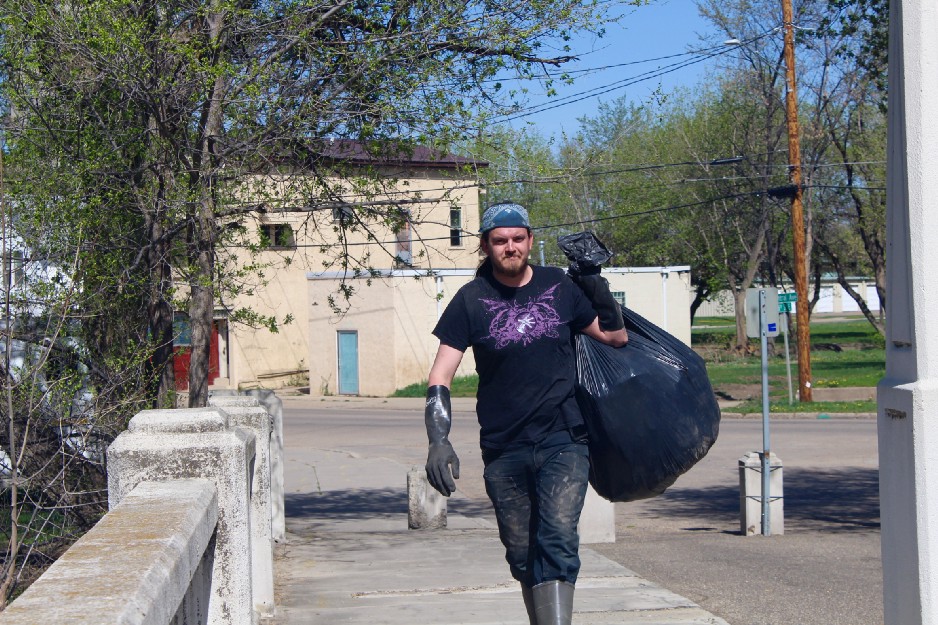 A citizen volunteer helps with cleanup efforts around the Souris River in North Dakota, USA. Photo Credit: Andrianna Betts/City of Minot
