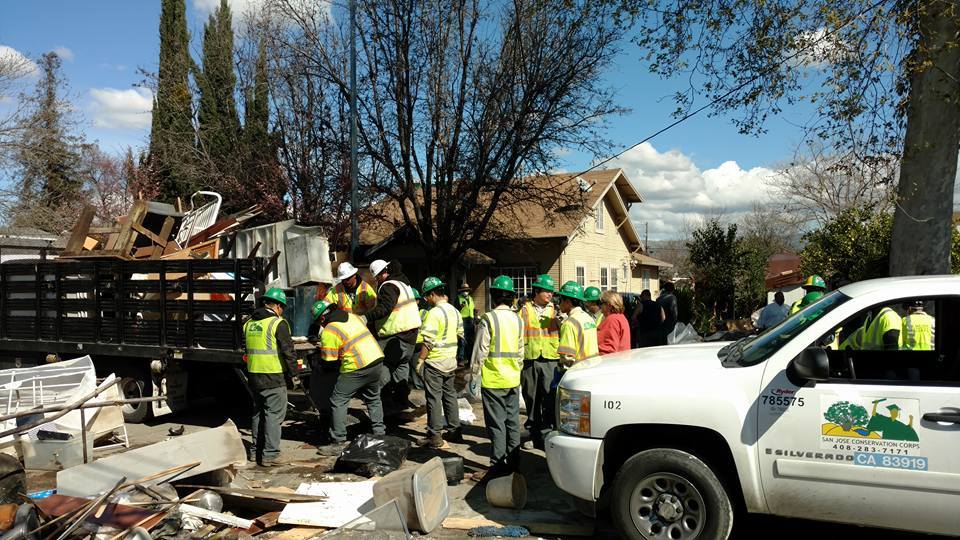Citizen volunteers in San José help remove debris.